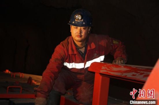 鏡鐵山礦位于祁連山南山山脈中段，是一個(gè)高海拔、高山型井下礦山，空氣稀薄，自然條件惡劣。圖為謝生瑞在礦區(qū)。(資料圖)受訪者供圖